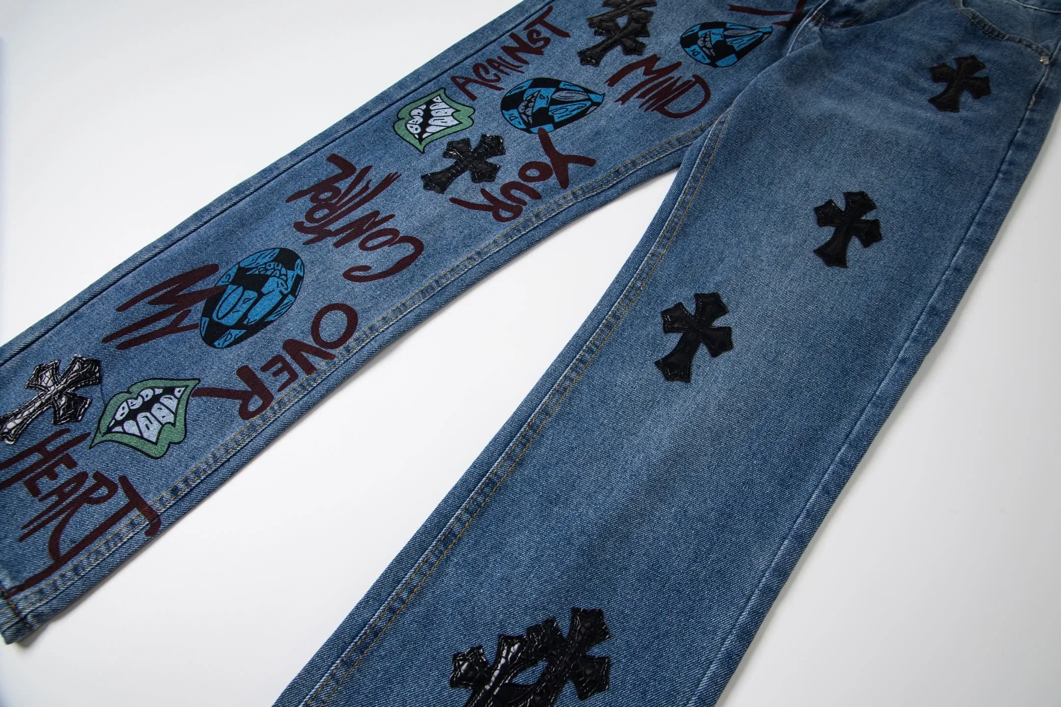 P240 Chrome hearts print stitching black leather classic washed jeans. Really restores the ultimate vintage texture. Three-dimensional version. Loose and comfortable, not picky on the figure. Looks taller and slimmer. Factory precision. Original factory quality control. Same style for men and women. Can be matched with couples. Versatile recommendation. Must-have jeans for all seasons. Fashionistas have been disappointed. From the quality selection of fabrics, the tailoring of details, and the matching of patterns, they are all impeccable! The upper body is so handsome when worn...it can be easily worn by men, women and children! The craftsmanship is made of heavy-duty washed pure cotton denim fabric. After washing, it is soft and thick. It is very stylish when worn on the body. Style number: 1760# Color: blue Size: 28 30 32 34 36